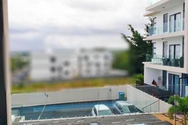 Appartement à vendre à Tamarin, 150m², 3 chambres en suite, piscine commune, meublé, climatisé, prix 420 000 $.